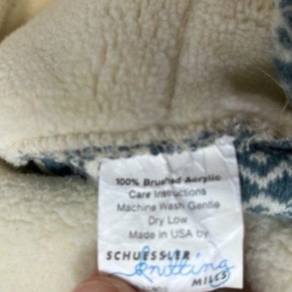 Cold Weather Winter Snowflakes Ski Hat Cap Bomber Hat For Adults and Teens - Picture 12 of 12